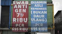 Harga tes swab dan PCR terpampang pada spanduk hingga baliho di depan fasilitas kesehatan kawasan Mampang Raya, Jakarta, Rabu (18/8/2021). Pemerintah resmi menurunkan harga tes swab PCR di Jawa Bali menjadi Rp 495 ribu dan di luar Jawa dan Bali menjadi Rp 550 Ribu. (Liputan6.com/Faizal Fanani)