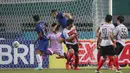 Pemain PSIS Semarang, Wallace Costa Alves (tengah) berusaha mencetak gol ke gawang Madura United dalam laga pekan ke-5 BRI Liga 1 2021/2022 di Stadion Wibawa Mukti, Cikarang, Rabu (29/09/2021). Kedua tim bermain imbang 0-0. (Bola.com/Bagaskara Lazuardi)