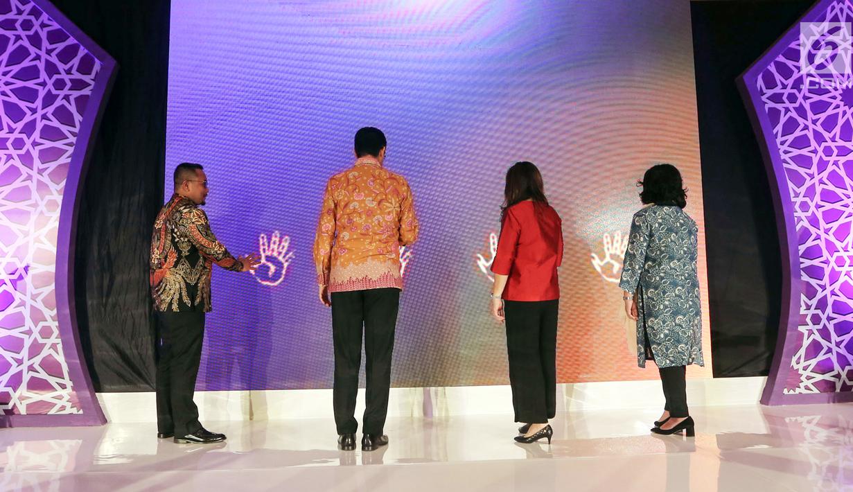 Retail Banking Director Bank Muamalat Indonesia Purnomo B. Soetadi, CEO Achmad Kusna Permana, Presdir Sun Life Financial Indonesia Elin Waty dan Chief Partnership Distribution Danning Wikanti saat peluncuran Bancassurance, di Jakarta, Rabu (19/6). (Liputan6.com/HO/Astro)