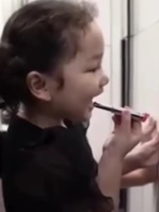 Centilnya Sheva pakai lipstik sebelum ketemu Rafathar