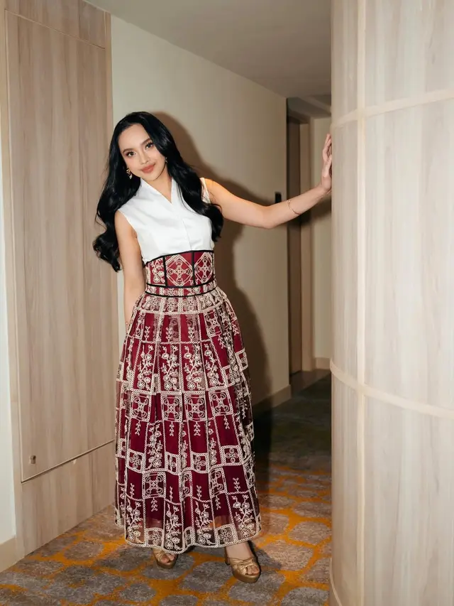 Sambut Imlek dengan Gaya Elegan, Lyodra Ginting Tampil Chic dalam Sleeveless Top dan Rok Rp5,5 Jutaan