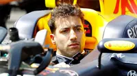 Pebalap Red Bull, Daniel Ricciardo, naik ke posisi ketiga klasifikasi akhir setelah pebalap Ferrari, Sebastian Vettel, terkena penalti pada F1 GP Meksiko, Minggu (30/10/2016). (Autosport)