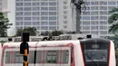Rangkaian kereta ringan atau LRT rute Kelapa Gading-Velodrome melakukan uji coba, Jakarta, Senin (25/2). Pengoperasian LRT fase 1 rute Kelapa Gading-Velodrome molor dari jadwal yang direncanakan pada 25 atau 28 Februari 2019. (Merdeka.com/Iqbal S Nugroho)