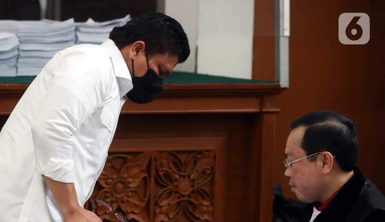 Terdakwa kasus dugaan pembunuhan berencana terhadap Brigadir Nofriansyah Yosua Hutabarat atau Brigadir J, Ferdy Sambo (kiri) saat menjalani sidang lanjutan di Pengadilan Negeri Jakarta Selatan, Selasa (6/12/2022). Sidang tersebut beragendakan pemeriksaan saksi yang dihadirkan Jaksa Penuntut Umum (JPU), di antaranya enam terdakwa kasus perintangan penyidikan. (Liputan6.com/Herman Zakharia)