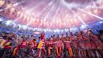 Peserta Paralimpik Rio 2018 bersorak saat kembang api Pembukaan dinyalakan di Stadion Maracana, Rio de Janeiro (7/8/2016). (AFP/Yasuyoshi Chib)