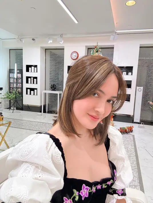 Shandy Aulia terlihat fresh dengan gaya rambut barunya yang medium bob [@shandyaulia]
