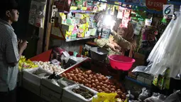 Pedagang menjual telur ayam di pasar tradisional di Jakarta, Kamis (6/12). Di tingkat pengecer, harga telur ayam mencapai Rp 28.000/kg. (Liputan6.com/Immanuel Antonius)