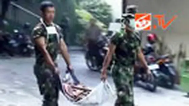 Ratusan Anggota TNI Kerja Bakti di Gereja