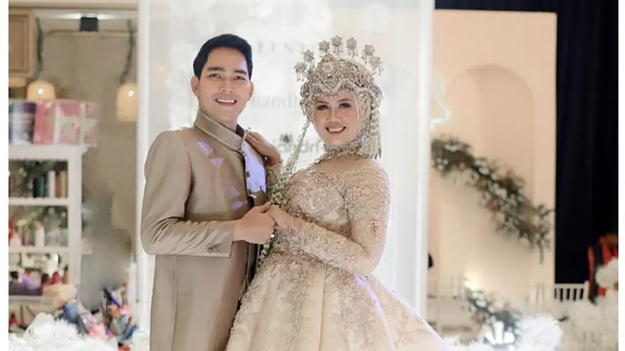 Berpisah Karena Restu Orang Tua, Ini 6 Foto Kebersamaan Elly Sugigi dan Aditya Gumelar