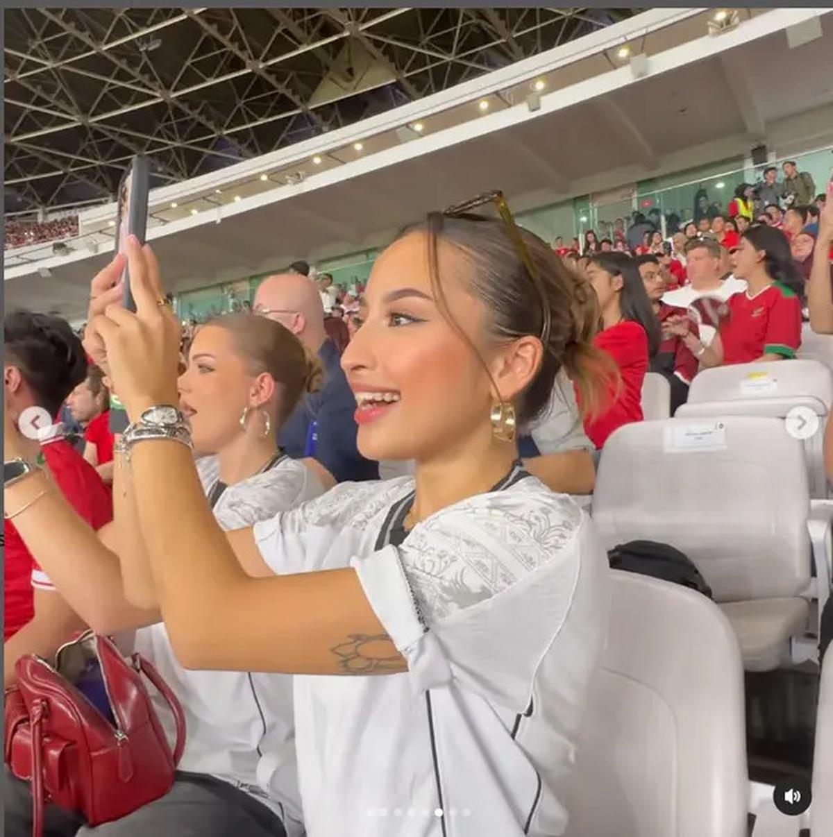 6 Potret Jennifer Coppen Nonton Indonesia Vs Bahrain di GBK, Fotonya Dikomentari Justin Hubner