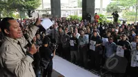 Pegawai KPK berorasi saat aksi unjuk rasa di halaman gedung KPK, Jakarta, Selasa (3/3). Aksi seluruh pegawai KPK tersebut menolak putusan Plt Pimpinan KPK yang melimpahkan kasus Komjen Pol Budi Gunawan ke Kejaksaan Agung. (Liputan6.com/Herman Zakharia)