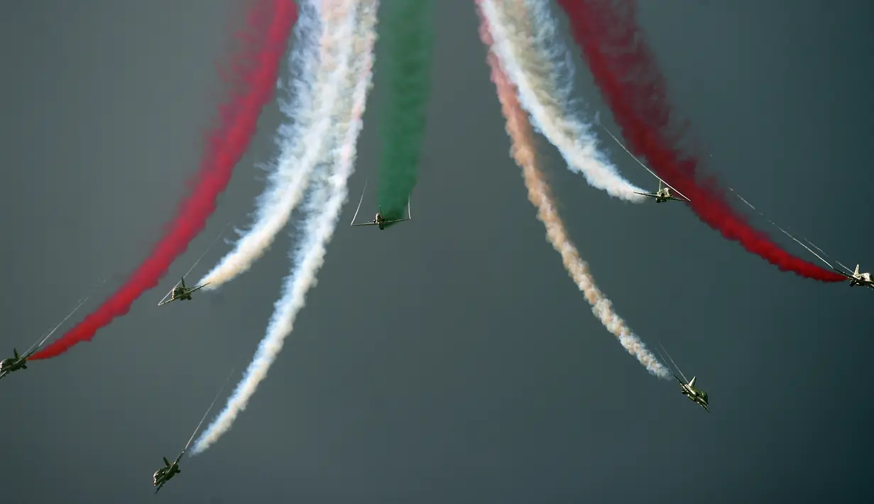 Tim aerobatik tampil selama perayaan untuk memperingati Hari Kemerdekaan Pakistan di Karachi (14/8). Pakistan merayakan kemerdekaannya yang ke-70 pada 14 Agustus. (AFP Photo/Rizwan Tabassum)