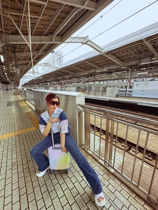 Tasya dengan gaya yang lebih kasual. Ia mengenakan atasan berkerah yang edgy, dipadu dengan celana jeans, dan membawa tas berwarna putih, yang serasi dengan alas kaki yang dikenakannya. Lagi-lagi untuk menambahkan kesan slay, Tasya mengenakan sunglasses yang stylish Foto: Instagram.