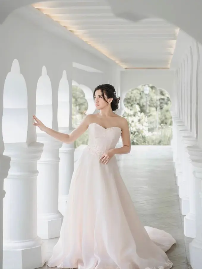 Dita Fakhrana Tampil Cantik Kenakan Dua Gaun Pengantin Berbeda saat Menikah di Singapura