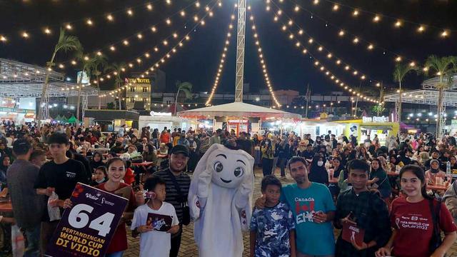 Foto: Keseruan La'eeb Si Maskot Piala Dunia 2022 saat Menghibur Malam Minggu Warga di Medan
