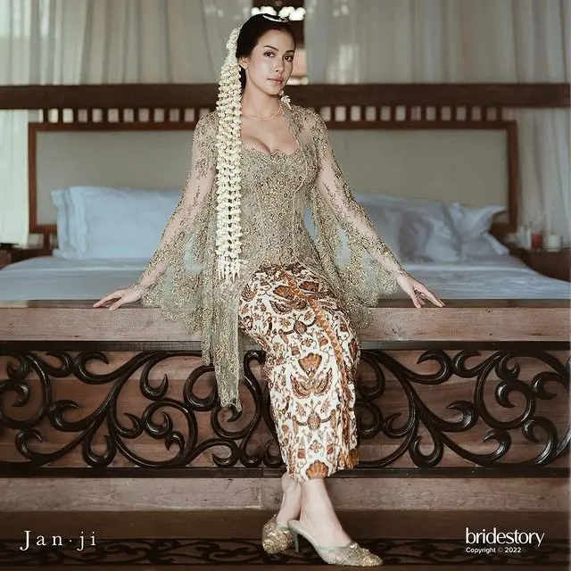 Berwajah Bule, Estelle Linden Tampil Ayu dengan Balutan Kebaya di Hari Pernikahan