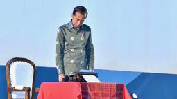Presiden Joko Widodo (Jokowi) melihat mesin ketik tua, saat menghadiri acara Puncak Peringatan Hari Pers Nasional (HPN) 2023, di Deli Serdang, Sumatra Utara, Kamis (9/2/2023). (FOTO: Biro Pers Istana Kepresidenan/Agus Suparto)