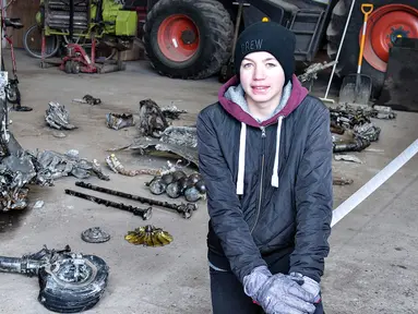 Bocah berusia 14 tahun, Daniel Kristensen bersama ayahnya menemukan puing pesawat Perang Dunia II, Denmark, Selasa (7/3). Daniel menemukan puing pesawat tersebut saat menyusuri rawa dengan traktor.(AFP Photo/ HENNING BAGGER)