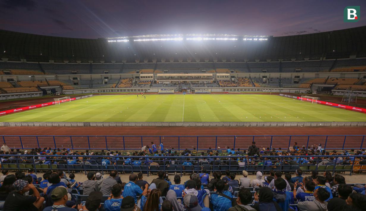 Sejumlah penonton duduk di tribun Stadion Utama Gelora Bandung Lautan Api (GBLA) menjelang laga pekan ketiga BRI Liga 1 2023/2024 antara Persib Bandung melawan Dewa United pada Jumat (14/07/2023). (Bola.com/Bagaskara Lazuardi)
