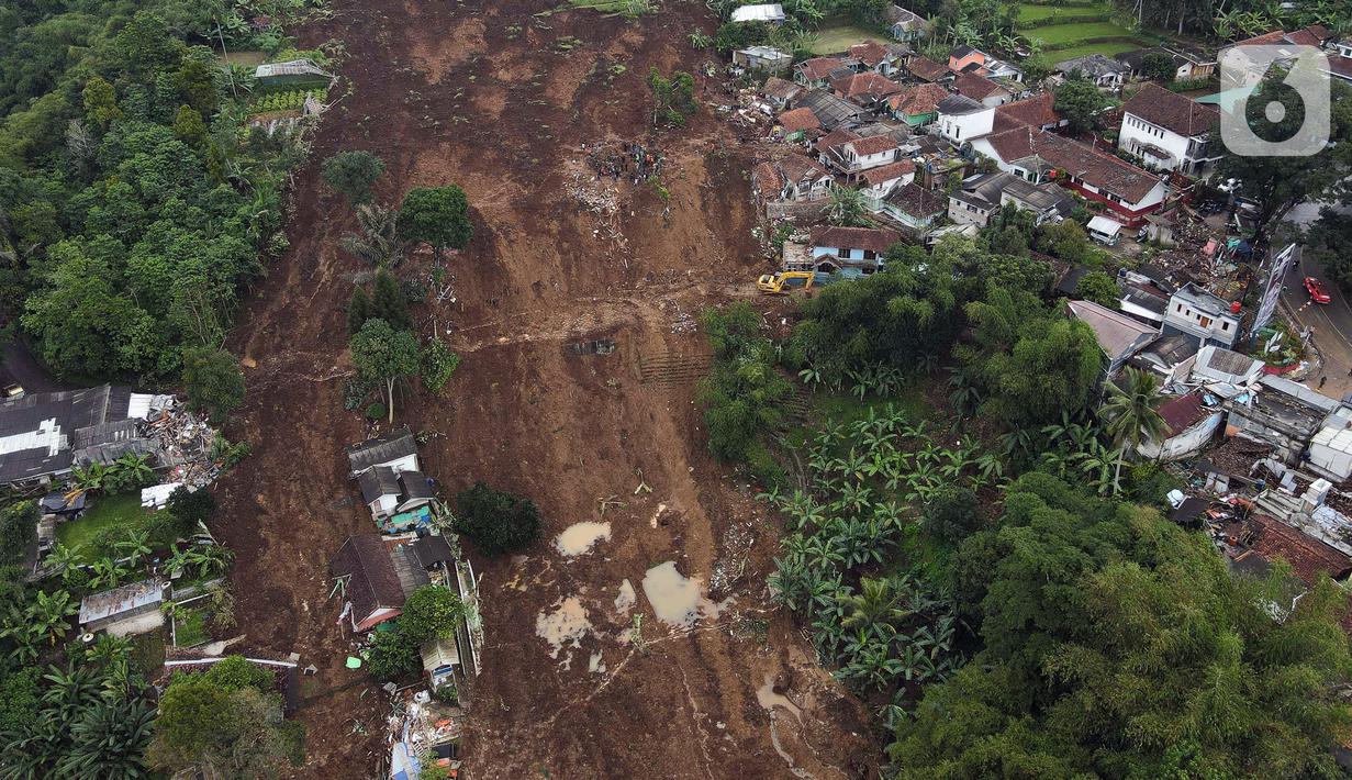 Foto udara kondisi longsor akibat gempa berkekuatan magnitudo 5,6 di Cijendil, Kabupaten Cianjur, Jawa Barat, Rabu (23/11/2022). Puluhan warga di kawasan itu diperkirakan masih tertimbun longsor pascagempa yang mengguncang Cianjur pada 21 November 2022. (Liputan6.com/Herman Zakharia)