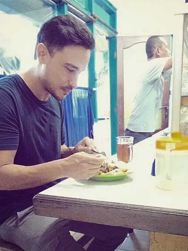 6 Momen Artis Difoto Diam-Diam Saat Makan di Warteg, Penampilannya Jadi Sorotan