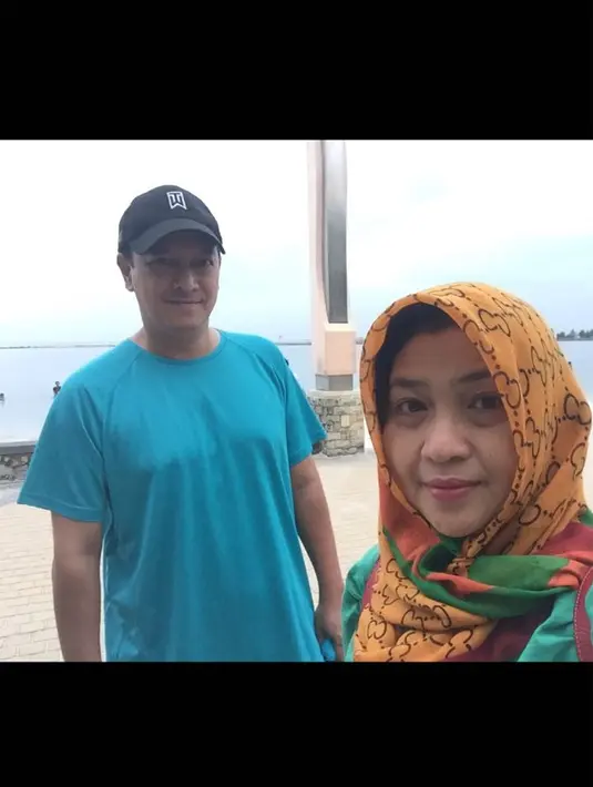 "Kami resmi jadian (pacaran) pada tahun 1984 saat Mas Radian mau kuliah di Jerman. Kami komunikasi melalui surat dan paling teleponan hanya sebulan sekali," kata Dina kepada Bintang.com beberapa waktu lalu. (dok. Pribadi/Bintang.com)