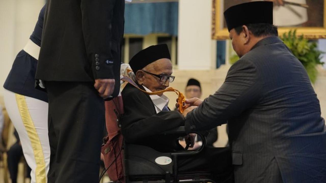 Momen Haru: Mengapa Prabowo Berlutut Saat Anugerahi Nyak Sandang Bintang Jasa Utama?