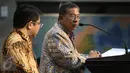 Menko Perekonomian Darmin Nasution memberi keterangan usai Rapat Terbatas di Kantor Kepresidenan, Jakarta, Rabu (16/9). Presiden Jokowi meminta seluruh kementerian membuat terobosan untuk memudahkan investasi di Indonesia. (Liputan6.com/Faizal Fanani)