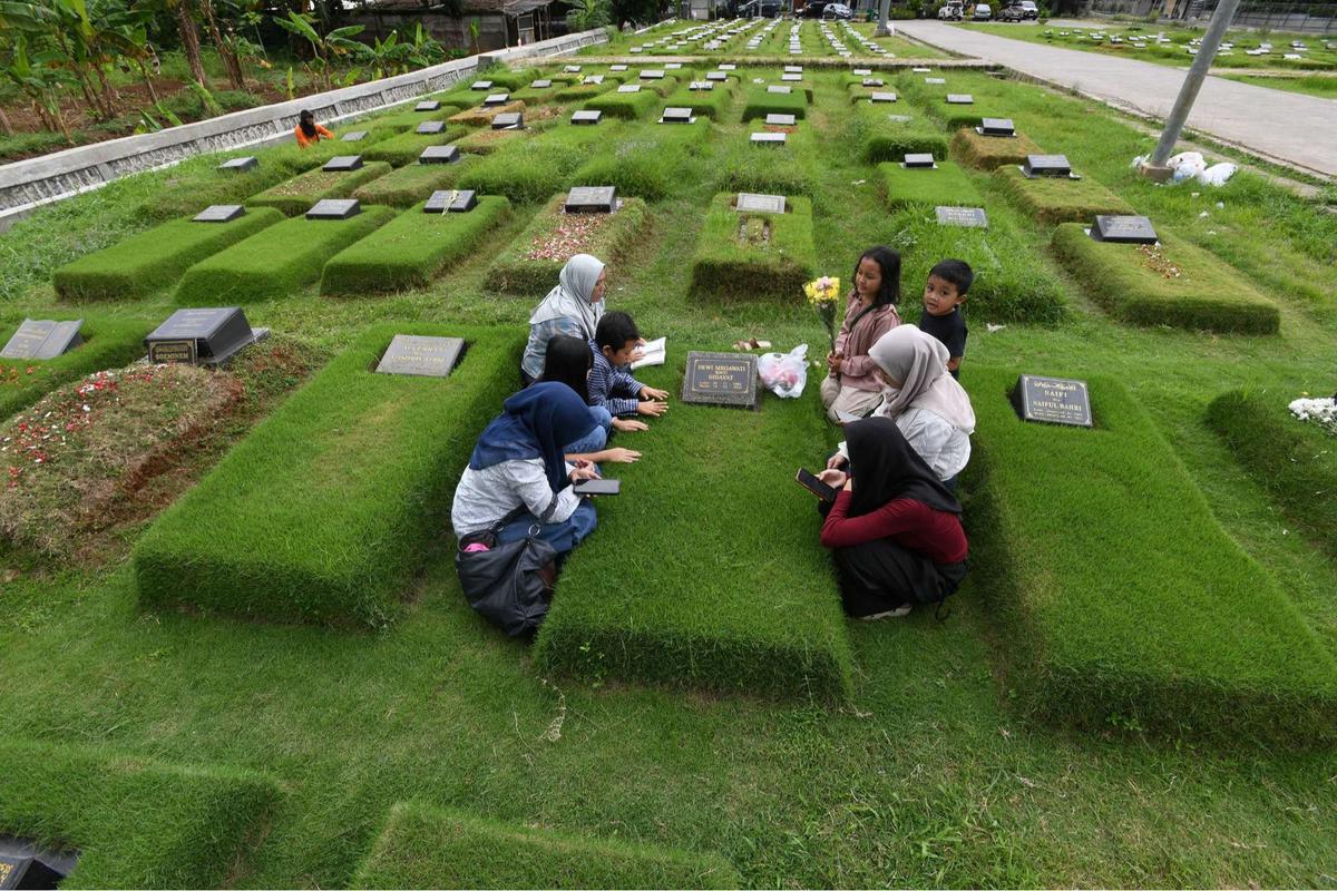 Ziarah kubur di makam khusus korban Covid-19 Srengseng Sawah