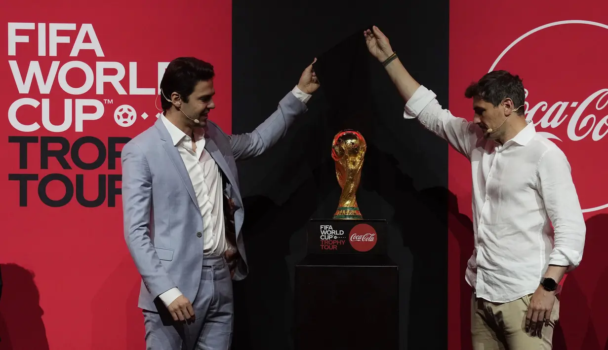 Mantan pemain Brasil Kaká (kiri) dan mantan kiper Spanyol Iker Casillas menunjukkan trofi Piala Dunia FIFA Qatar selama Tur Trofi oleh Coca-Cola dimulai hari ini dengan acara pemberhentian pertama di Dubai, Uni Emirat Arab, Kamis (12/5/2022). (AP Photo/Kamran Jebreili)