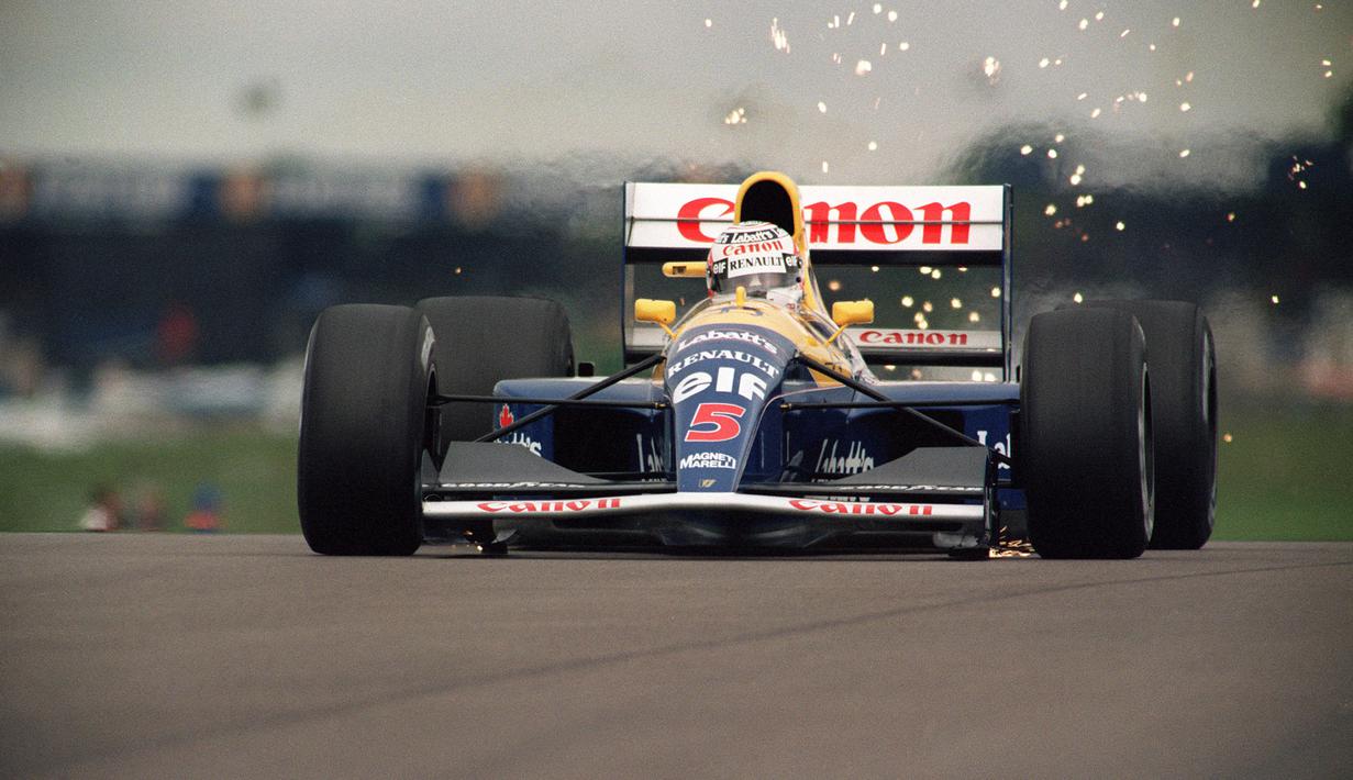 Nigel Mansell pernah mengalami bendera hitam kala GP Portugal 1989 bersama tim Williams. Ia didiskualifikasi lantaran melakukan kesalahan ketika pit stop. Tindakannya memundurkan mobil akibat melewati pit stop miliknya adalah pelanggaran berat. (Foto: AFP/Eric Feferberg)