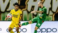 Persebaya Surabaya sukses mengamankan poin penuh pada pekan keenam BRI Super League 2025/2026, setelah membungkam Semen Padang dengan skor 1-0 di&nbsp;Stadion Gelora Bung Tomo, Surabaya, Jumat (19/9/2025) malam WIB. (dok. Persebaya Surabaya)