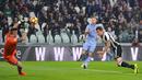 Striker Juventus, Mario Mandzukic, saat mencetak gol pertama ke gawang Sampdoria dalam pertandingan pekan ke-10 Serie A di Juventus Stadium, Rabu (26/10/2016) waktu setempat. (Reuters/Giorgio Perottino)