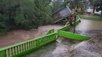 Bangunan di Kota Padang Sidempuan roboh akibat diterjang derasnya arus sungai