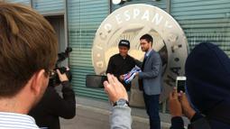 Evan Dimas Darmono disambut perwakilan RCD Espanyol saat tiba di Estadio Cornella-El Prat (markas RCD Espanyol). (Bola.com/La Liga)