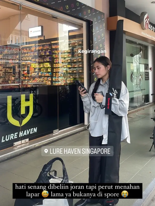 Prilly Latuconsina belanja alat pancing di Singapura. [Foto: Instagram Stories/prillylatuconsina96]