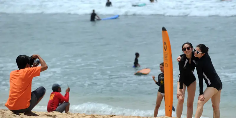 Melihat Para Turis Berlibur di Pantai Kuta Bali