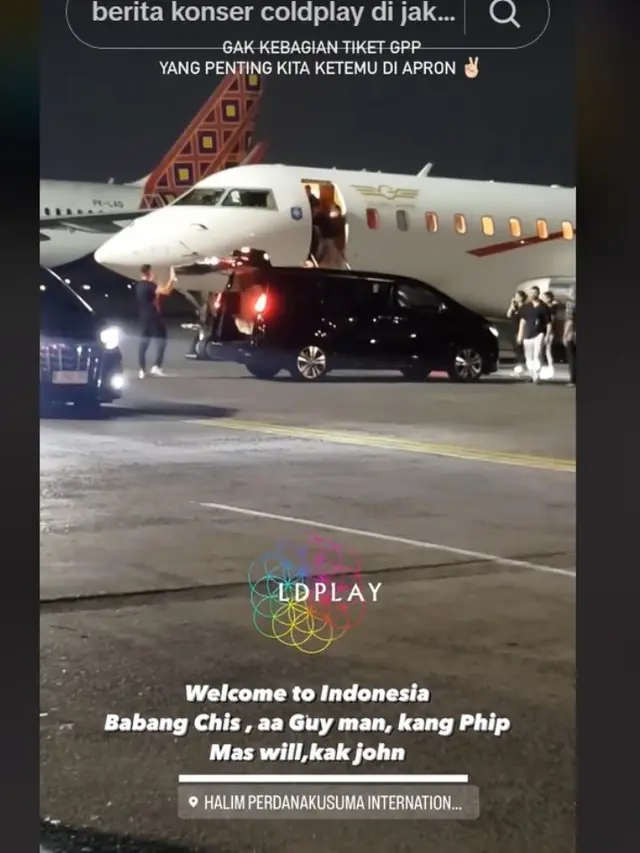 Beredar Video Personel Coldplay Tiba di Jakarta, Turun dari Pesawat Pakai Kaus Simpel dan Bawa Alat Musik Sendiri. foto: TikTo @greejolie07