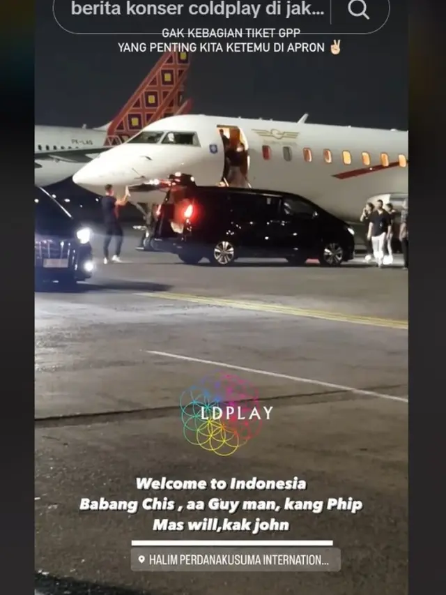 Beredar Video Personel Coldplay Tiba di Jakarta, Turun dari Pesawat Pakai Kaus Simpel dan Bawa Alat Musik Sendiri. foto: TikTo @greejolie07