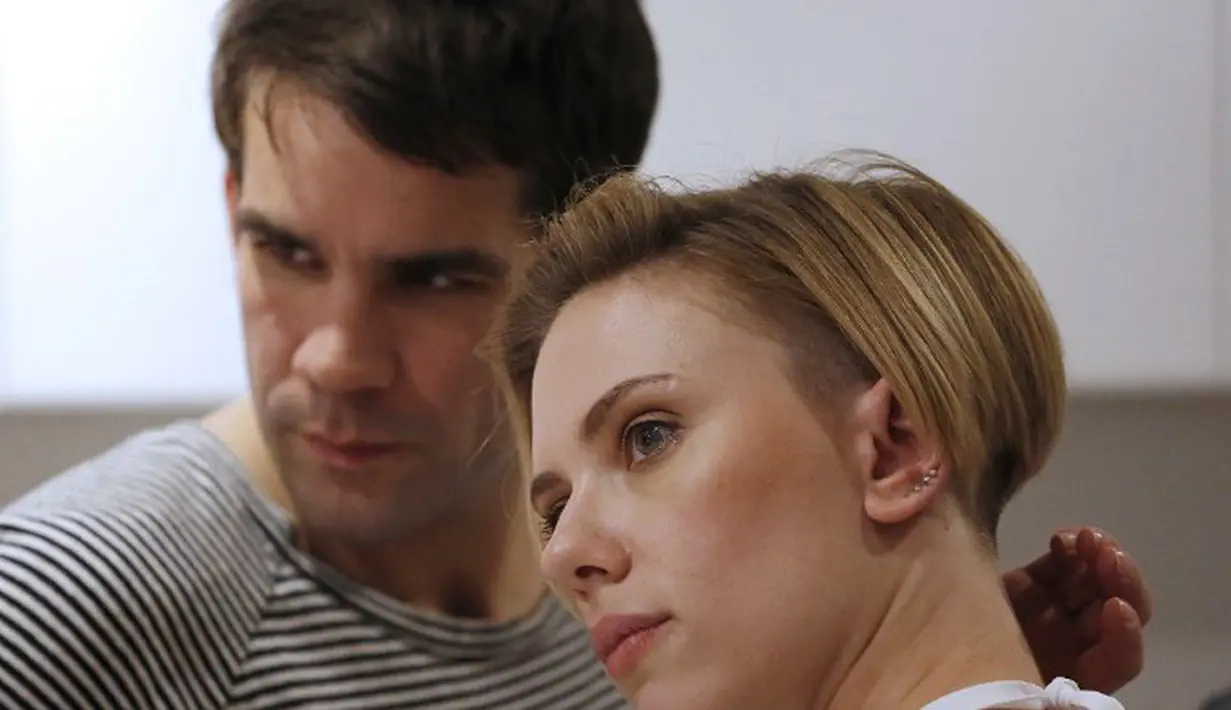 “Kita adalah sepasang orang tua dari seorang anak perempuan dimana kami akan melanjutkan peran orang tua untuk tahun-tahun selanjutny dan berbagi rasa suka dan duka selayaknya orang tua lain,” ucap Romain Dauriac. (AFP/Bintang.com)