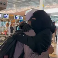 Umi Pipik membagikan momen melepas anak bungsunya Bilal Ataya untuk menempuh pendidikan di Yaman. Sebelumnya, Umi Pipik juga harus melepas putrinya Adiba Khanza yang menikah dengan pemain sepak bola Egy Maulana Vikri. [Instagram/_ummi_pipik_]