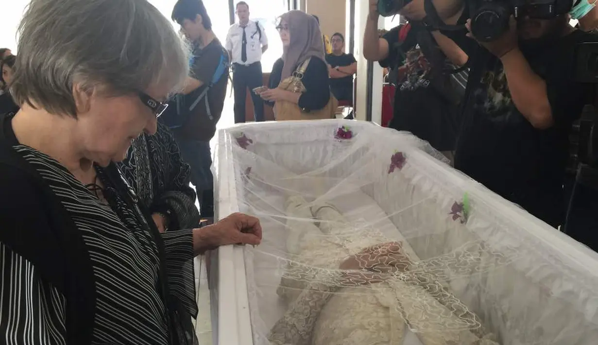 Selain itu, ibunda Yana Zein, Swetlana Zein pun terus mendampingi jenazah anaknya. Seperti yang diketahui, sejak awal Yana menderita kanker payudara sang ibu terus menemani dan memberikan semangat. (Fathan Rangkuti/Bintang.com)