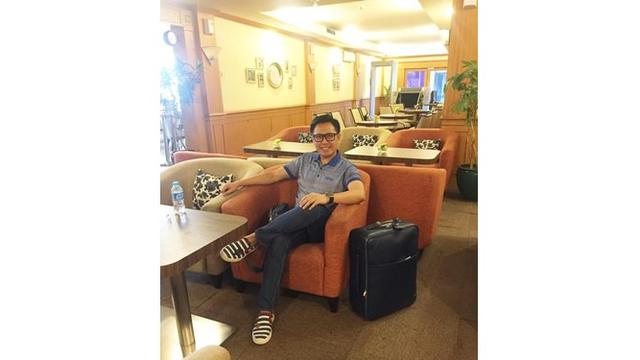 Meski hanya mengenakan kaos yang dipadukan dengan jelana jeans, gaya Eko Patrio saat di bandara terlihat modis.