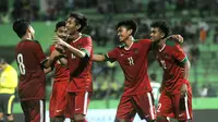 Para pemain Timnas Indonesia U-19 merayakan gol yang dicetak ke gawang Malang United dalam laga uji coba yang berakhir dengan skor 5-0 di Stadion Gajayana, Malang, Selasa (20/6/2017). (Bola.com/Iwan Setiawan)