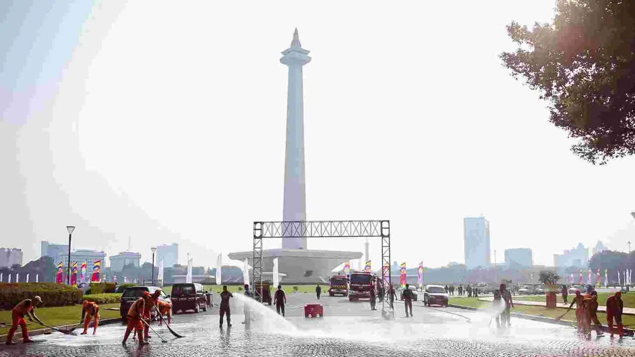 Pemerintah Provinsi (Pemprov) DKI Jakarta membersihkan kawasan Monumen Nasional (Monas), Jakarta Pusat pada Sabtu (27/5/2023).