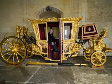 Ketua Dewan Rakyat Inggris, Sir Lindsay Hoyle duduk di dalam Kereta Kencana Negara saat kembali ke Westminster, menjelang penobatan Raja Inggris Charles III, di London, Minggu, 30 April 2023. (AP Photo/Alberto Pezzali)