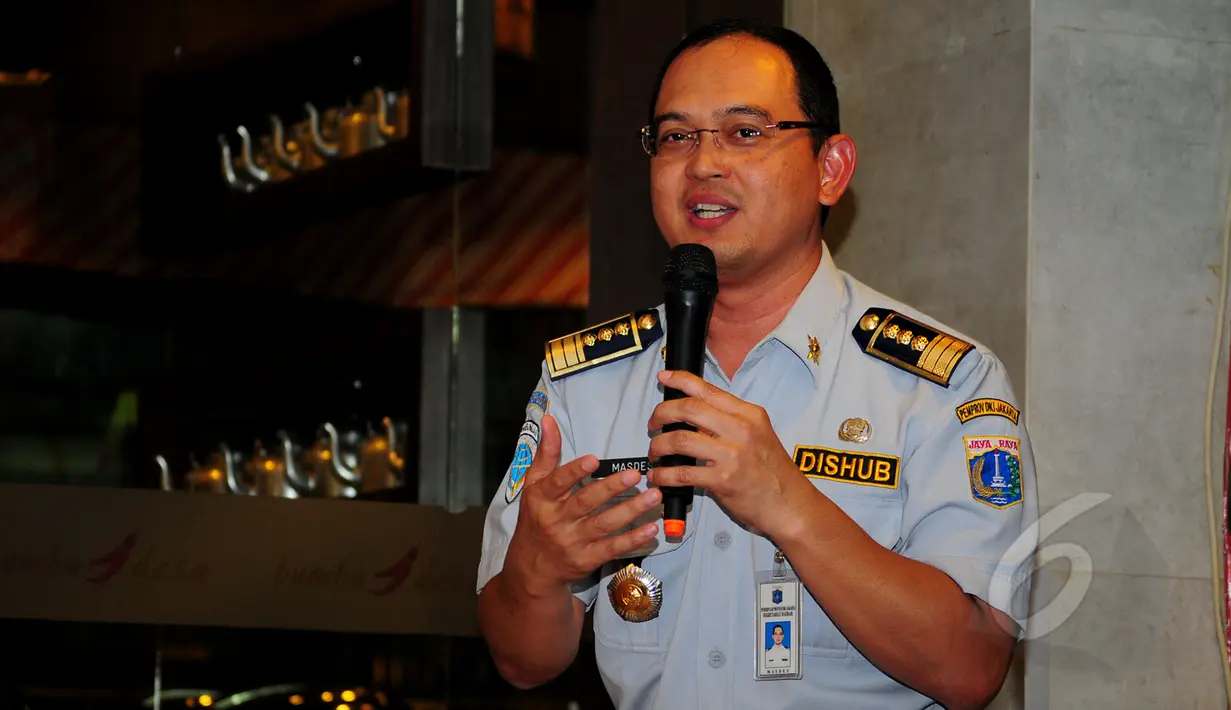 Kepala Bidang Manajemen dan Rekayasa Lalu Lintas Dinas Perhubungan Masdes saat konferensi pers, Jakarta, Senin (23/3). PT MRT, Dinas Perhubungan dan Ditlantas Polda Metro Jaya akan memberlakukan Manajemen Rekayasa Lalu Lintas.  (Liputan6.com/Yoppy Renato)