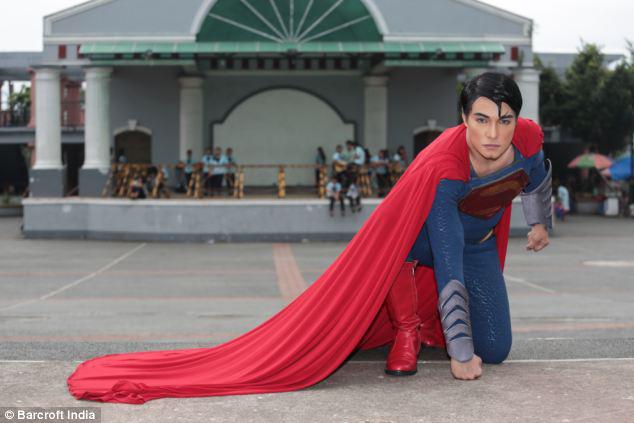 Manusia Superman yang telah melakukan operasi plastik sebanyak 23 kali | Photo: Copyright dailymail.co.uk