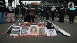 Aktivis berbagai elemen saat berunjuk rasa memperingati Hari HAM Sedunia di Patung Kuda, Jakarta, Kamis (10/12/2020). Standar HAM diharapkan mampu diterapkan untuk mengatasi ketidaksetaraan, pengucilan, dan diskriminasi yang mengakar, sistematis, dan antargenerasi. (merdeka.com/Imam Buhori)
