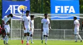 Para pemain timnas Indonesia U-23 meninggalkan lapangan usai dikalahkan pada pertandingan play-off pra-Olimpiade 2024 melawan Guinea di Clairefontaine-en-Yvelines, Paris, pada 9 Mei 2024. (MIGUEL MEDINA/AFP)